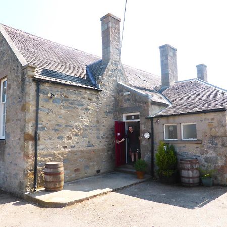 The Smugglers Hostel Tomintoul Exterior photo
